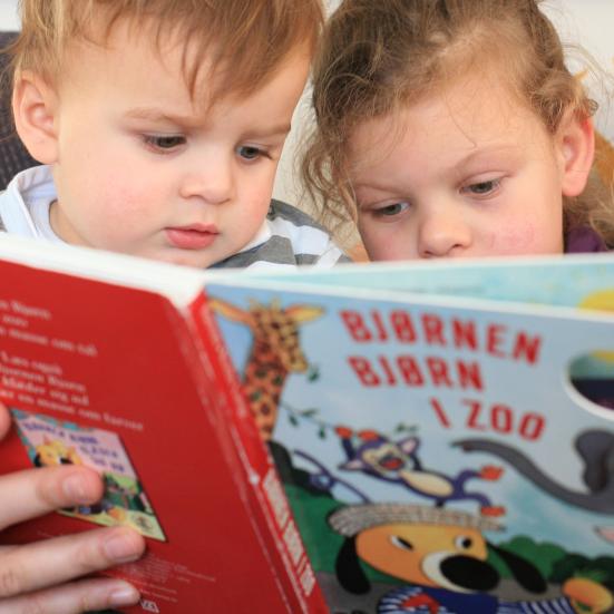 Små børn der læser