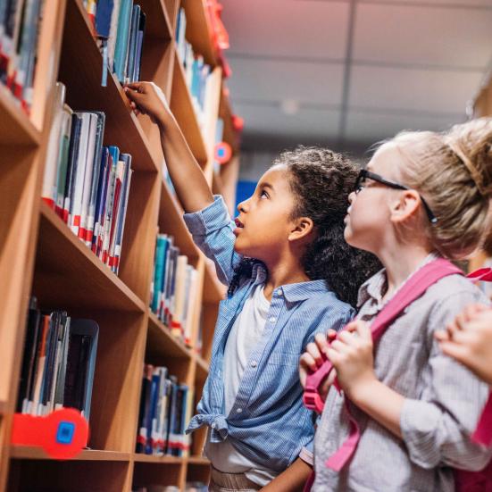 Skolebørn på biblioteket