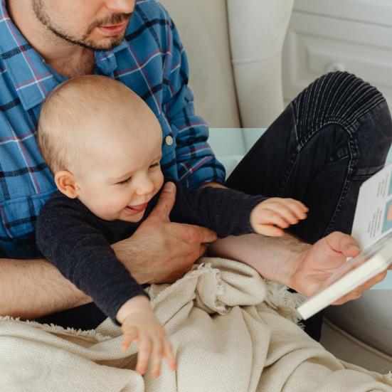 En far læser højt for sit barn. 